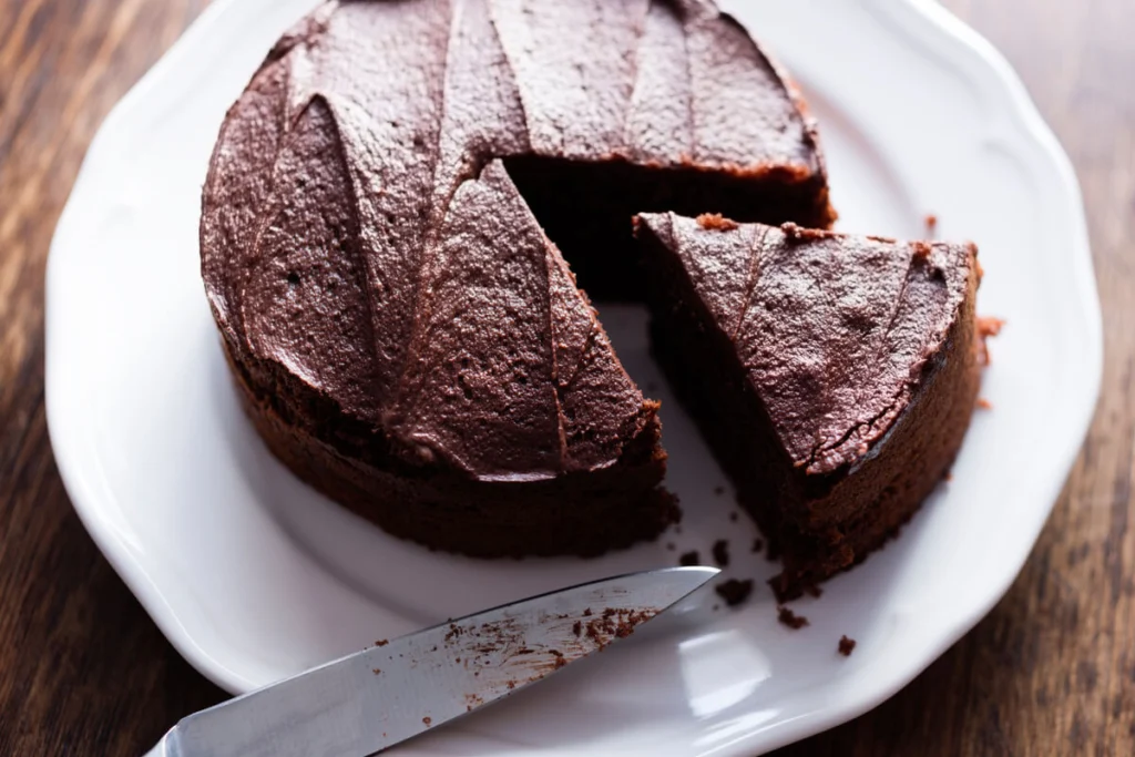 Aprenda a fazer bolo de chocolate sem açúcar, mas com muito sabor